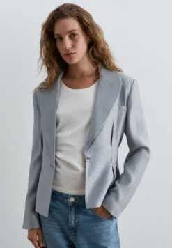 BLAZER ENTALLADA CON PINZAS