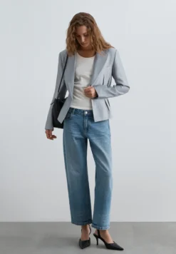 BLAZER ENTALLADA CON PINZAS