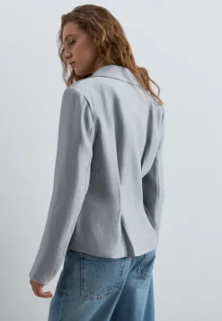 BLAZER ENTALLADA CON PINZAS