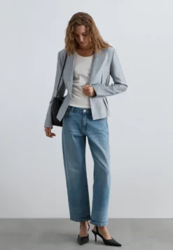 BLAZER ENTALLADA CON PINZAS