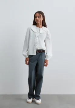 BLUSA CUELLO DETALLES BORDADOS