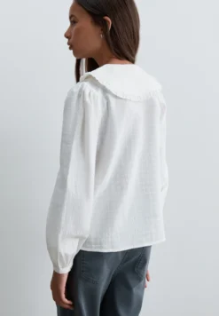 BLUSA CUELLO DETALLES BORDADOS