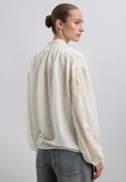 BLUSA DETALLE LAZO FRUNCES