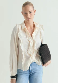 BLUSA DETALLE VOLANTES