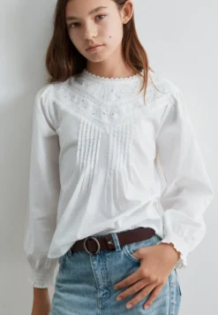 BLUSA ROMÁNTICA BORDADOS