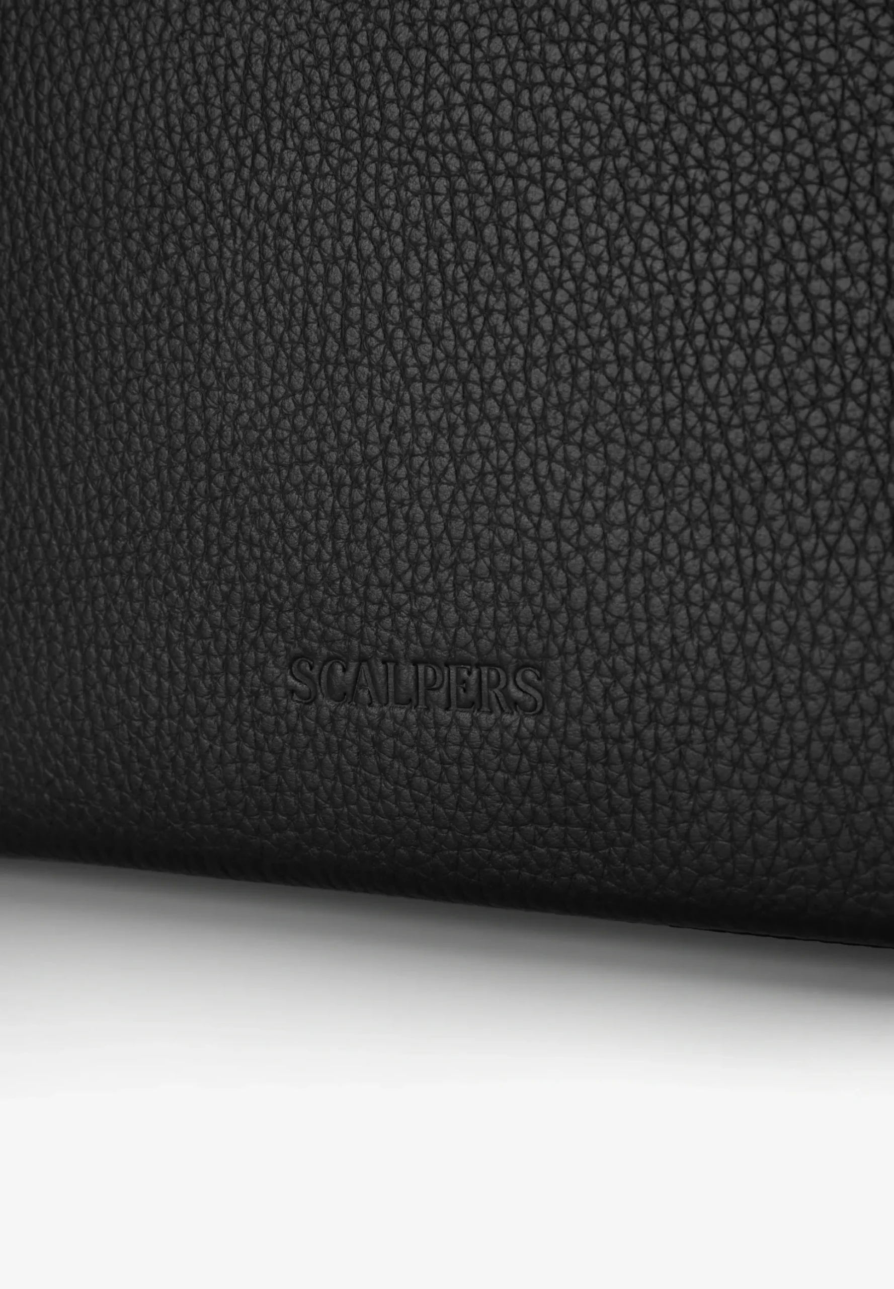BOLSO DE PIEL CON APLIQUES