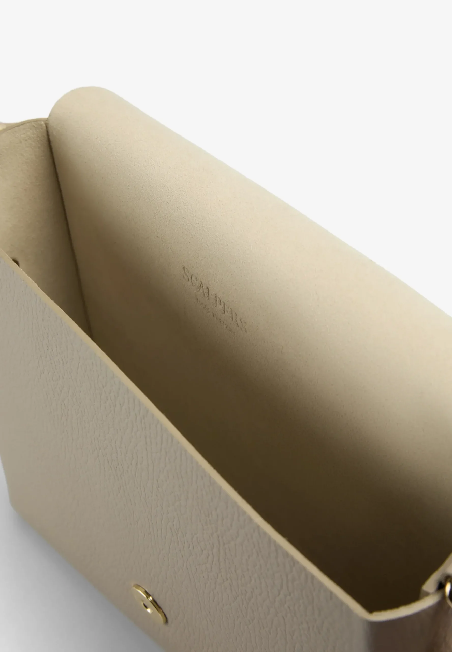BOLSO DE PIEL CON APLIQUES