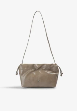BOLSO EFECTO PIEL CON CIERRE FRUNCIDO