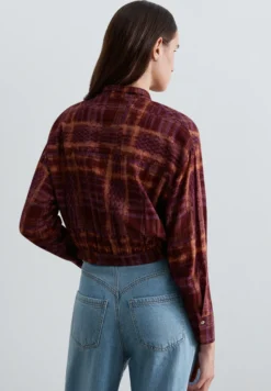 CAMISA ESTAMPADA CUELLO ALTO