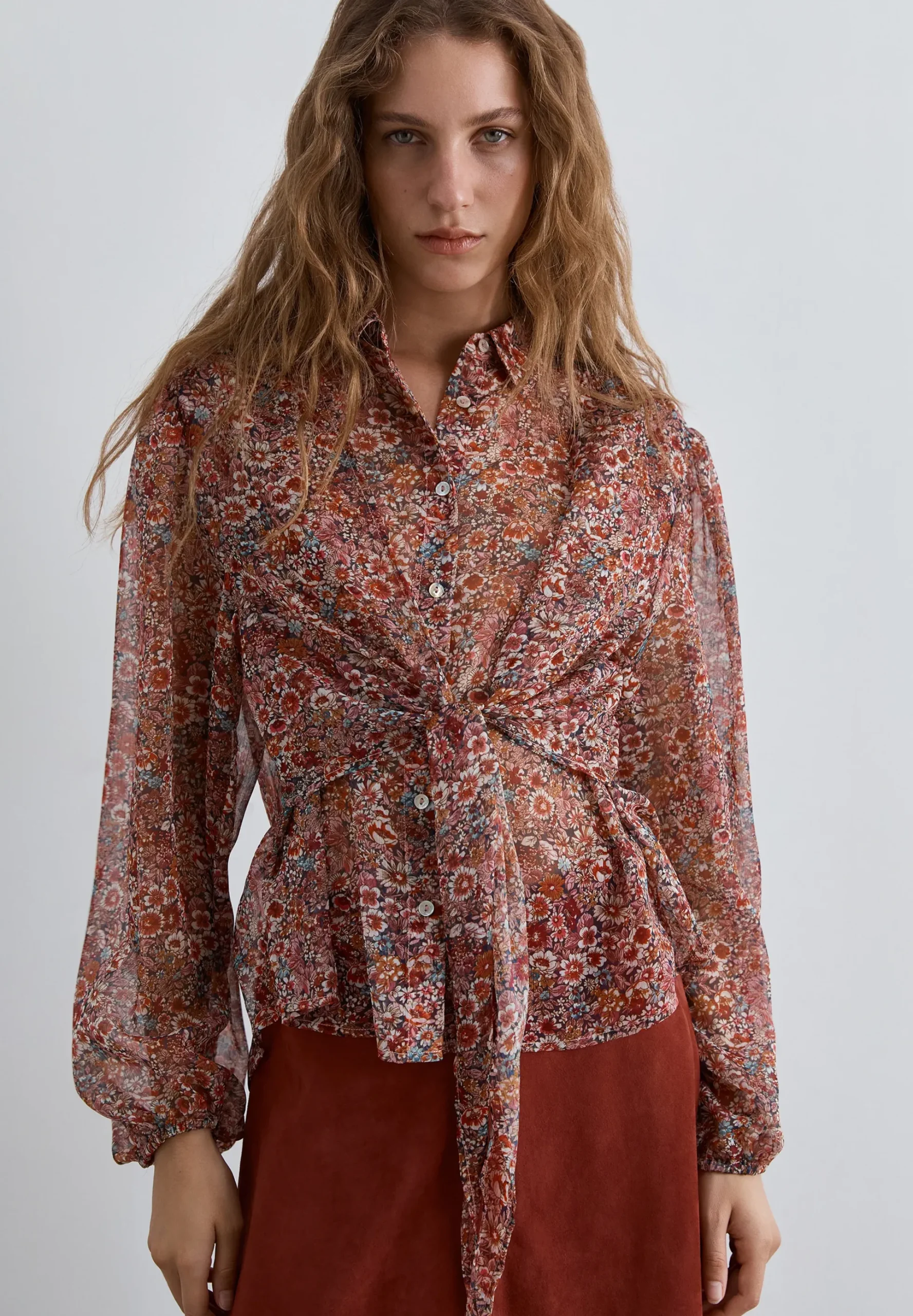 CAMISA ESTAMPADO FLORAL CON LAZADA