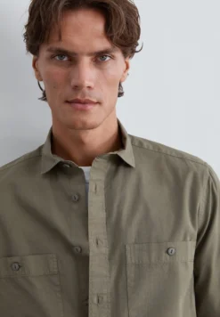 CAMISA RELAXED FIT BOLSILLOS