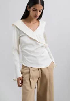 CAMISA SATINADA ASIMÉTRICA