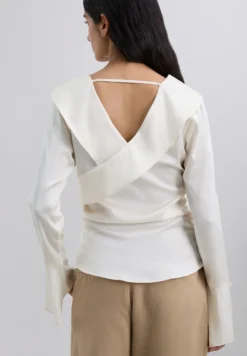 CAMISA SATINADA ASIMÉTRICA