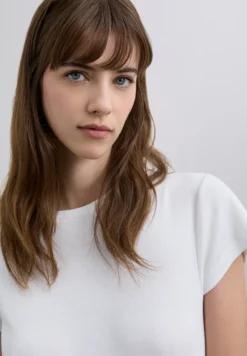 CAMISETA ABERTURA DETALLE PEDRERÍA