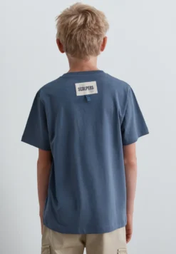 CAMISETA ESTAMPADA DETALLE TRASERO