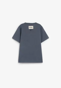 CAMISETA ESTAMPADA DETALLE TRASERO