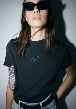 CAMISETA HOMBRERAS DETALLE BORDADO