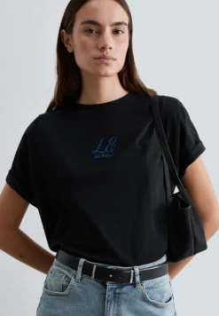 CAMISETA HOMBRERAS DETALLE BORDADO