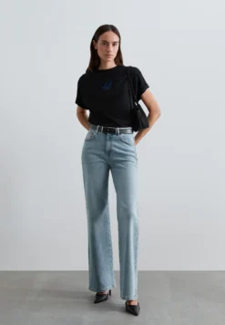CAMISETA HOMBRERAS DETALLE BORDADO