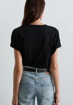 CAMISETA HOMBRERAS DETALLE BORDADO