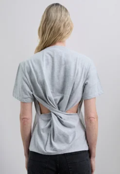 CAMISETA NUDO TRASERO