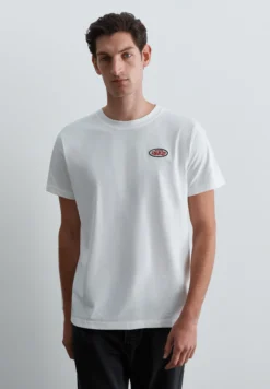 CAMISETA PRINT DETALLE PARCHE