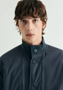 CHAQUETA ABOTONADA BOLSILLOS