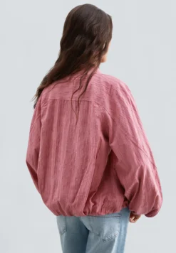 CHAQUETA ABULLONADA TEXTURA