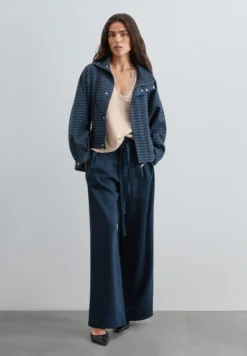 CHAQUETA CUELLO ALTO CUADROS