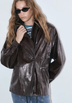 CHAQUETA CUELLO ALTO EFECTO CHAROL