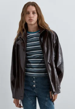 CHAQUETA CUELLO ALTO EFECTO CHAROL
