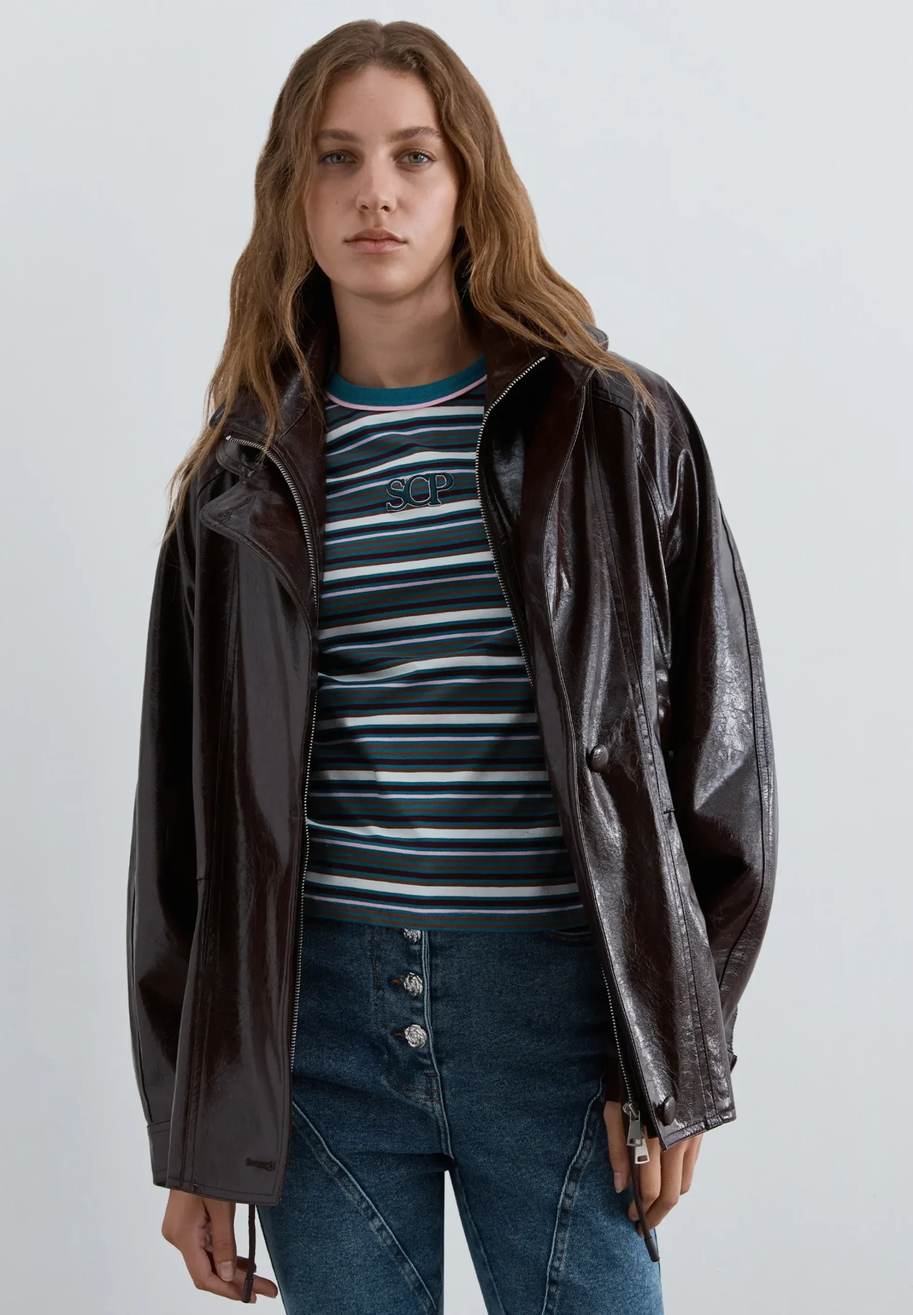 CHAQUETA CUELLO ALTO EFECTO CHAROL