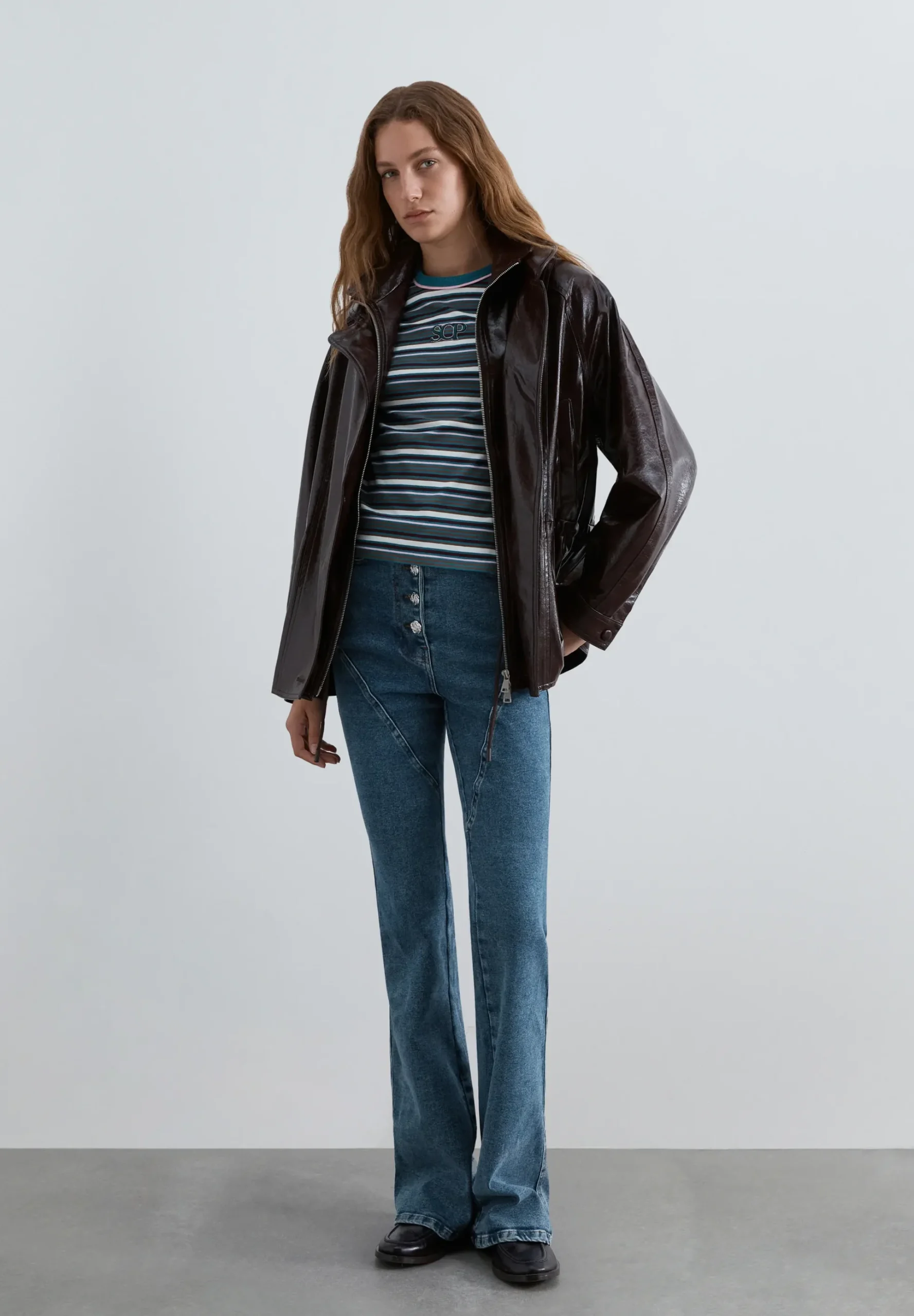 CHAQUETA CUELLO ALTO EFECTO CHAROL
