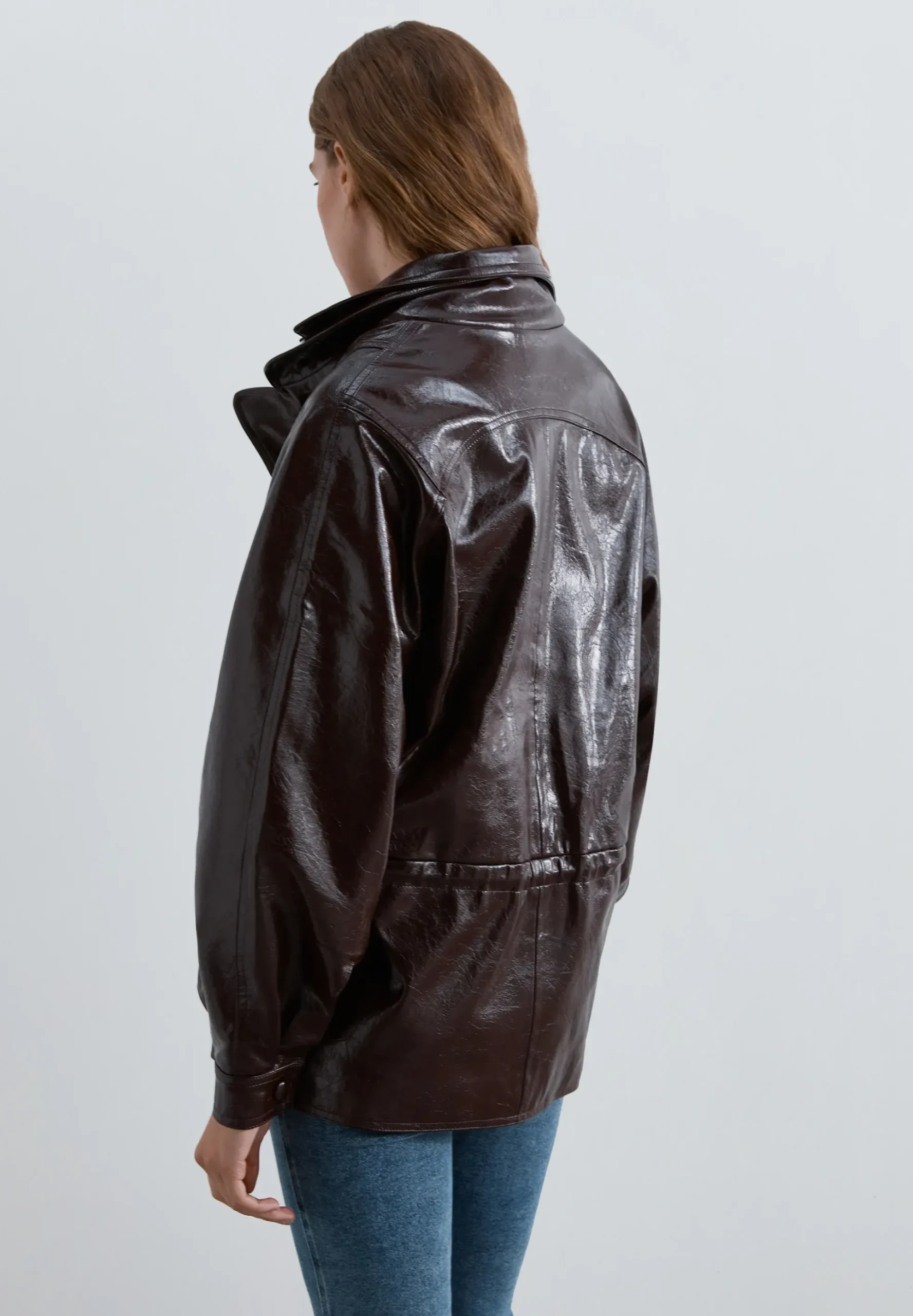 CHAQUETA CUELLO ALTO EFECTO CHAROL