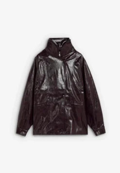 CHAQUETA CUELLO ALTO EFECTO CHAROL