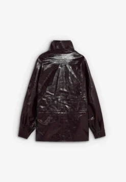 CHAQUETA CUELLO ALTO EFECTO CHAROL