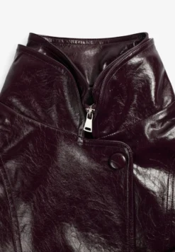 CHAQUETA CUELLO ALTO EFECTO CHAROL