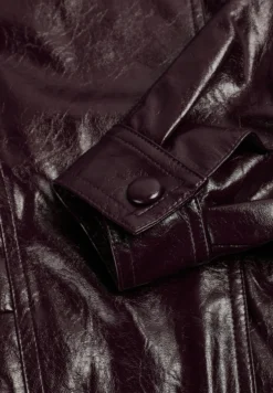 CHAQUETA CUELLO ALTO EFECTO CHAROL