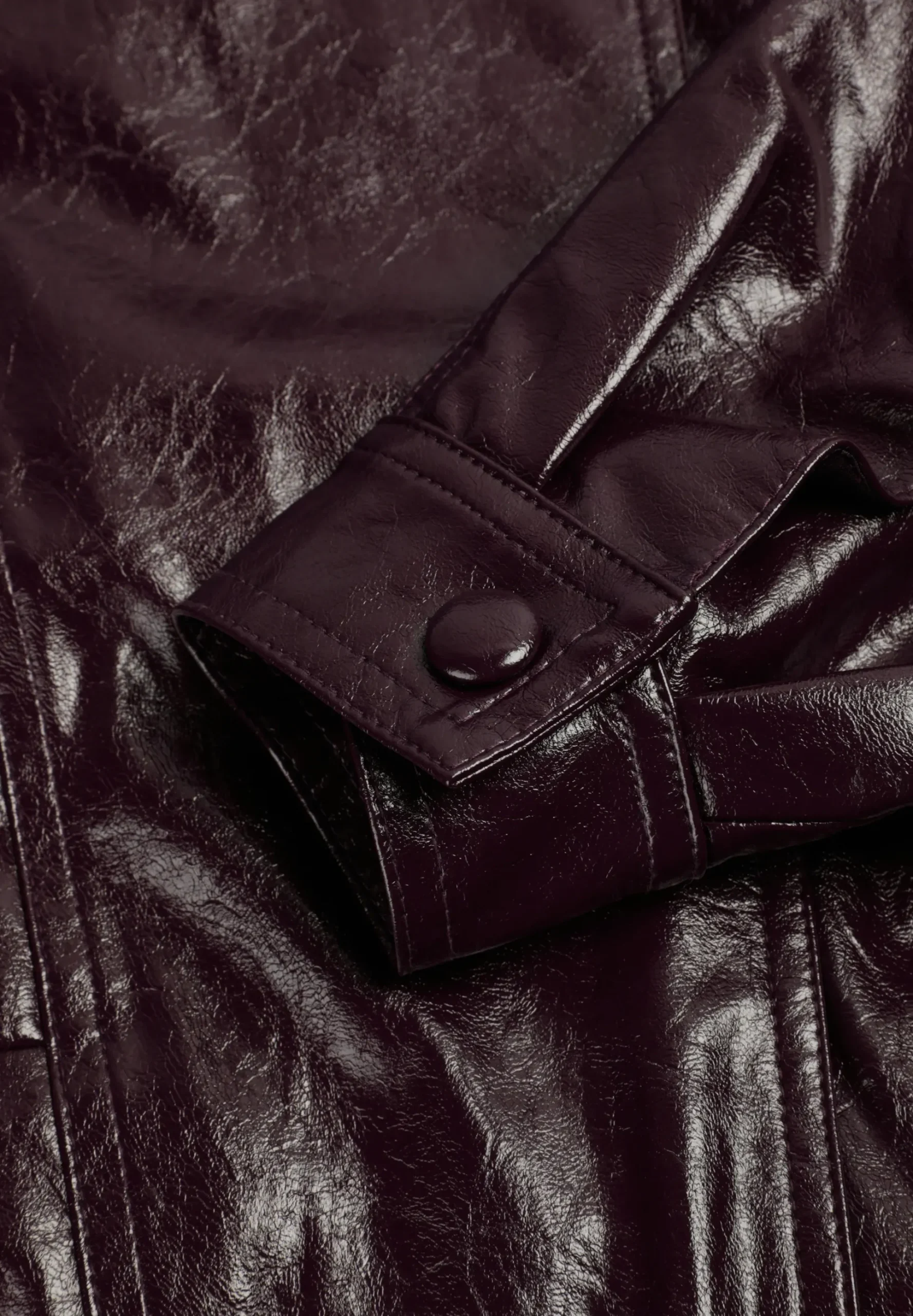 CHAQUETA CUELLO ALTO EFECTO CHAROL
