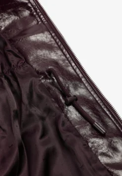 CHAQUETA CUELLO ALTO EFECTO CHAROL