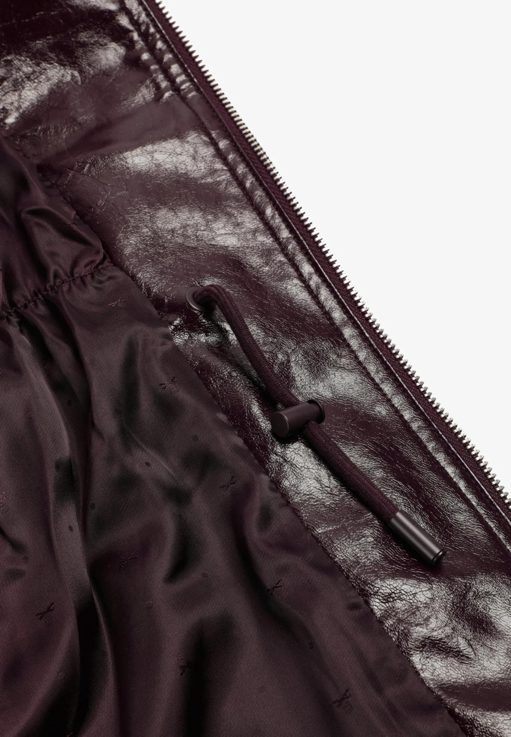 CHAQUETA CUELLO ALTO EFECTO CHAROL