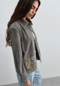 CHAQUETA DE ANTE BORDADA CON CUENTAS