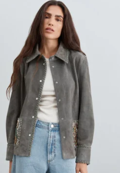 CHAQUETA DE ANTE BORDADA CON CUENTAS