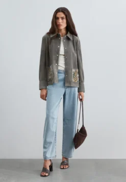 CHAQUETA DE ANTE BORDADA CON CUENTAS