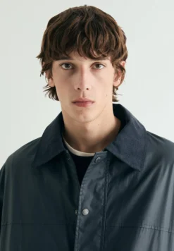 CHAQUETA ENCERADA CON SNAPS
