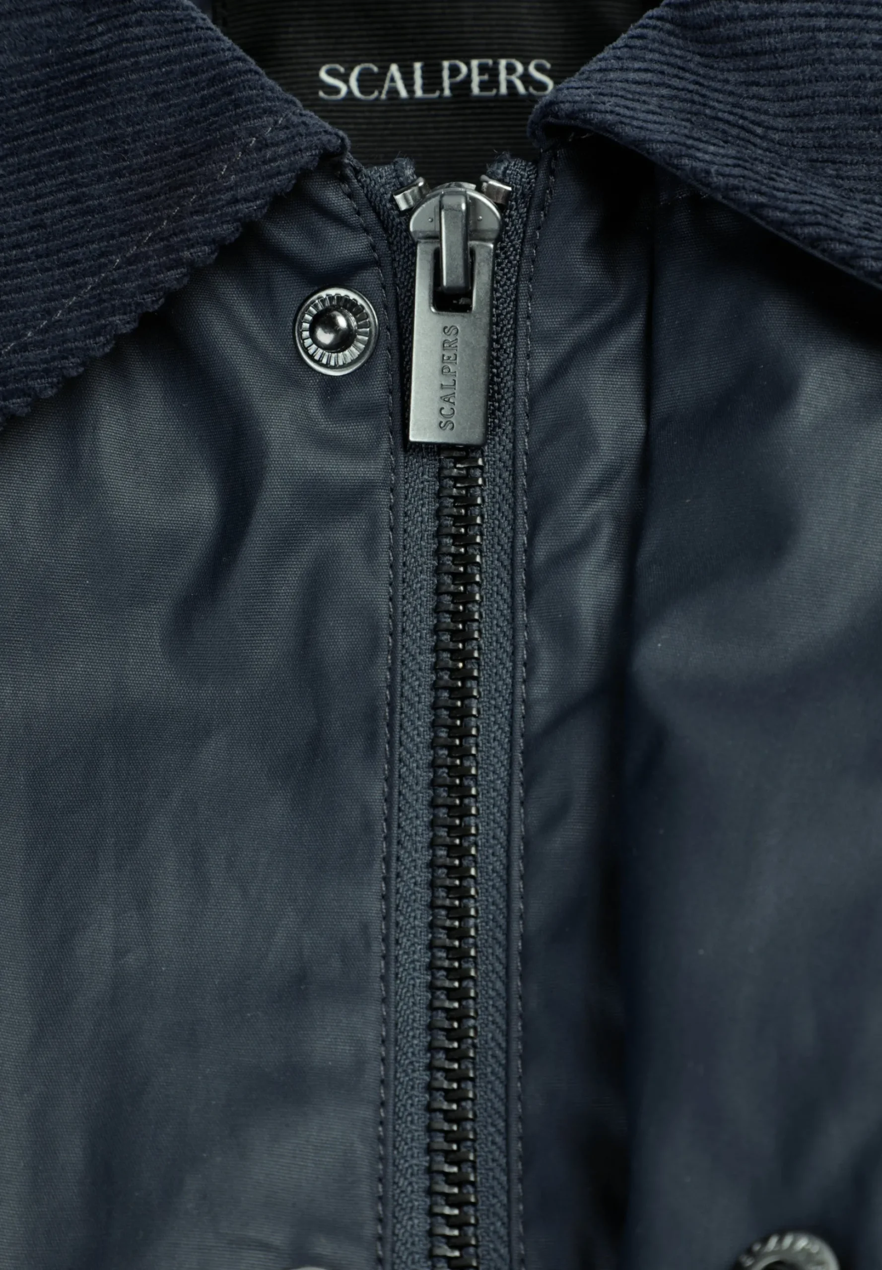 CHAQUETA ENCERADA CON SNAPS