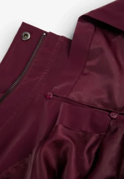 CHAQUETA IMPERMEABLE CAPUCHA