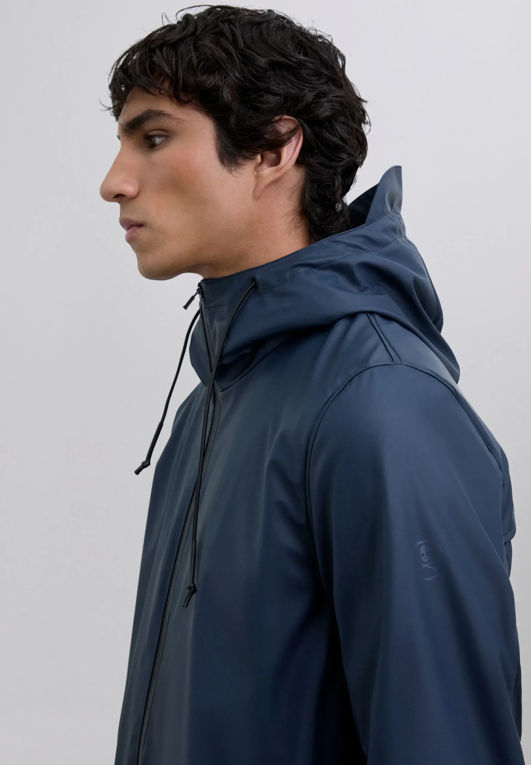 CHAQUETA IMPERMEABLE LOGO