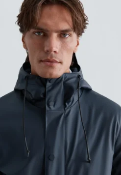CHAQUETA IMPERMEABLE LOGO