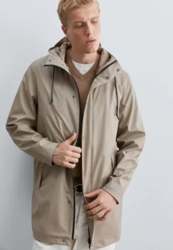 CHAQUETA IMPERMEABLE LOGO